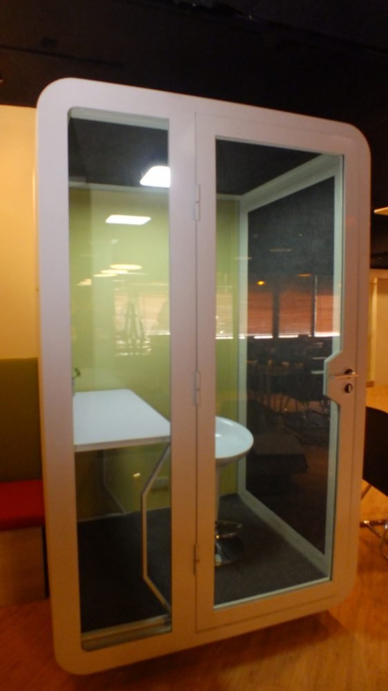 隔音電話亭｜公有共享空間